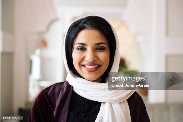 close-up of mid 20s riyadh woman in traditional attire - modern arab woman stockfoto's en -beelden