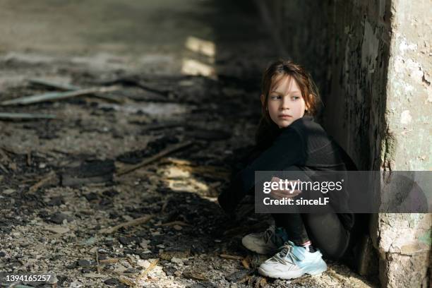 la ragazza ucraina si erge tra le rovine - war foto e immagini stock