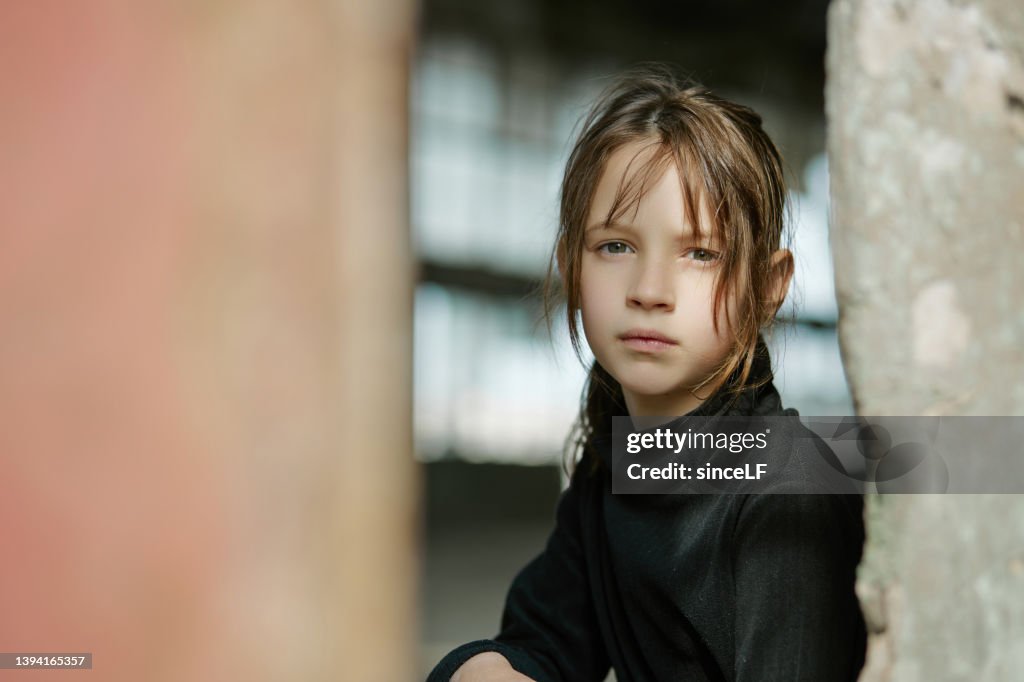 Ragazza ucraina sta tra le rovine