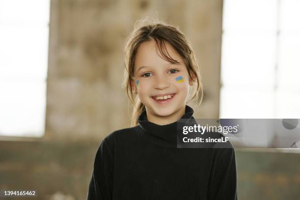 ukrainian girl with a national flag painted on her face - fight for families rally 個照片及圖片檔