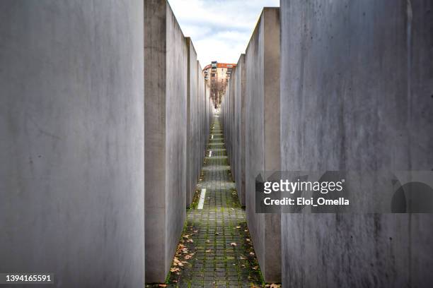 memorial del holocausto en berlín. monumento a los judíos asesinados de europa. - monument to the murdered jews of europe fotografías e imágenes de stock