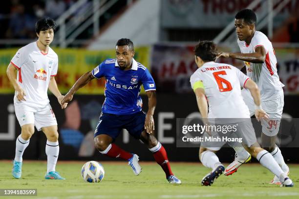 Elber of Yokohama F. Marinos controls the ball against Nguyen Cong Phuong, Luong Xuan Truong and Mauricio Barbosa Teixeira of Hoang Anh Gia Lai...