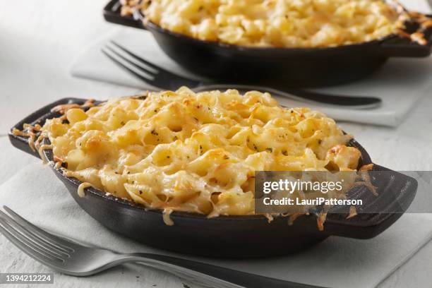 baked creamy shells and cheese - macaroni and cheese stock pictures, royalty-free photos & images