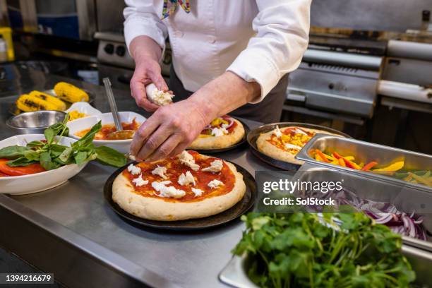 bereit für den backofen - büffelmozzarella stock-fotos und bilder