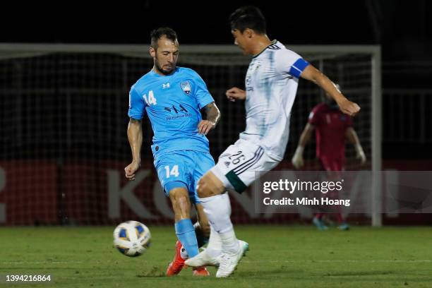 Adam le Fondre of Sydney FC competes for the ball against Hong Jeong-Ho of Jeonbuk Hyundai Motors during the first half of the AFC Champions League...