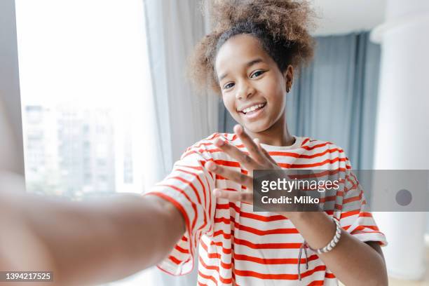 adolescente posando a la cámara del teléfono móvil en casa - girl selfie fotografías e imágenes de stock