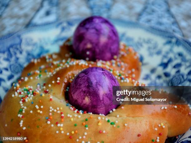 easter cake with a purple egg - domingo de páscoa imagens e fotografias de stock