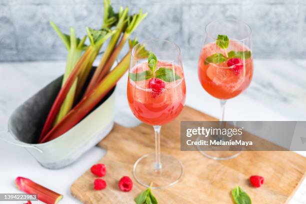 pink rhubarb spritz summer drink aperitif cocktail with raspberries and mint - rabarber stockfoto's en -beelden