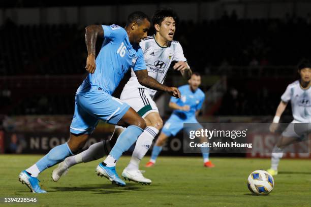 Luciano Narsingh of Sydney FC controls the ball against Yun Young-Sun of Jeonbuk Hyundai Motors during the first half of the AFC Champions League...