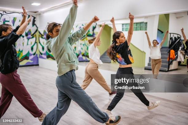 junge frauen tanzen hip-hop in einem tanzstudio - hip hop dance stock-fotos und bilder