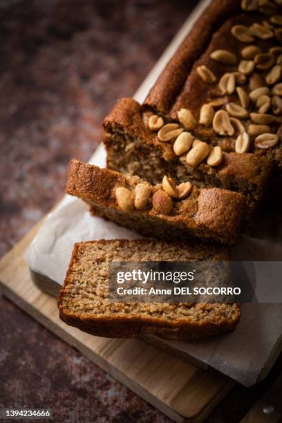 homemade banana bread cake with peanuts - fruitcake stock-fotos und bilder