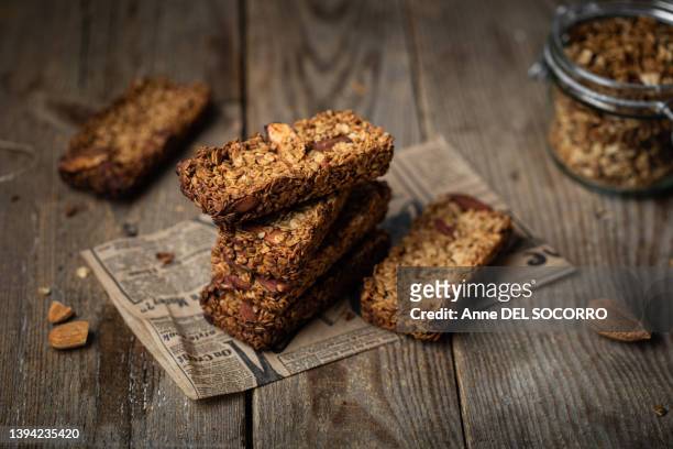 homemade cereal bars with oat and almonds - cereal bar fotografías e imágenes de stock