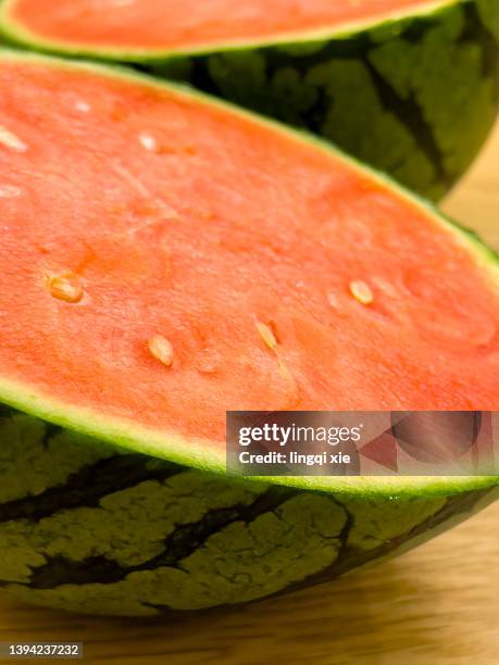 watermelon cut in half - bisected 個照片及圖片檔