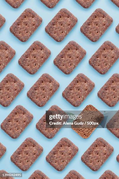 rye bread pattern on a blue background - roggebrood stockfoto's en -beelden