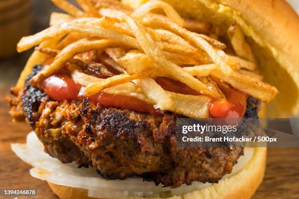 close-up of burger on table - hamburguesa stock-fotos und bilder