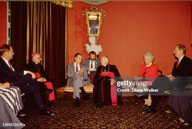 President George HW Bush speaks to Pope John Paul II , Vatican City, May 27, 1989. Among those also visible are, US First Lady Barbara Bush and US...