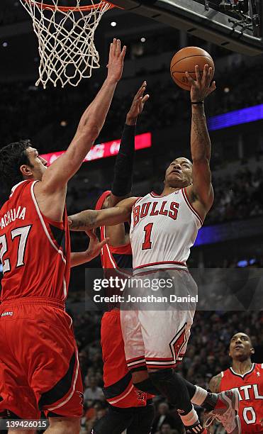 Derrick Rose of the Chicago Bulls goes up for a shot against Zaza Pachulia of the Atlanta Hawks on his way to a game-high 23 points at the United...