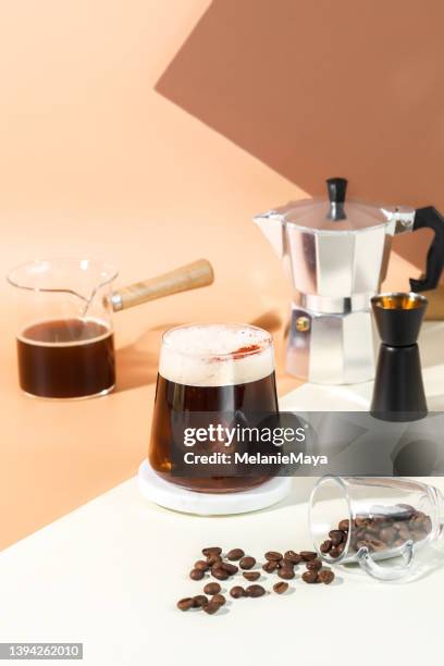 café frío bebida carajillo con espresso martini y licor - espresso maker fotografías e imágenes de stock