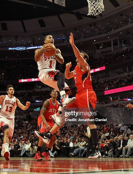 Derrick Rose of the Chicago Bulls goes up for a shot against Zaza Pachulia of the Atlanta Hawks on his way to a game-high 23 points at the United...