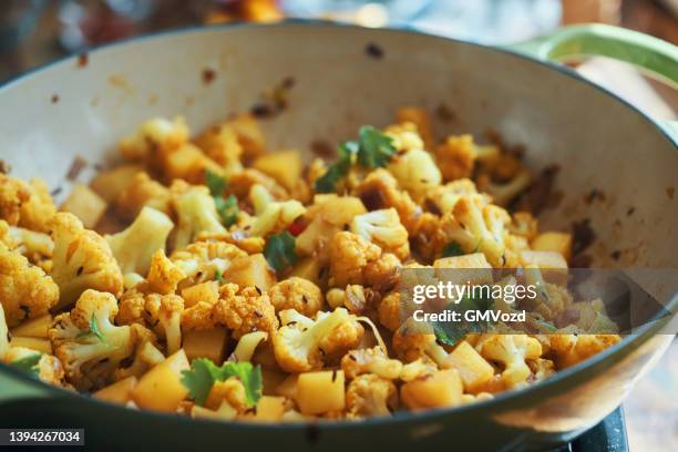 indian vegan aloo gobi dish with potatoes and cauliflower - cumin bildbanksfoton och bilder