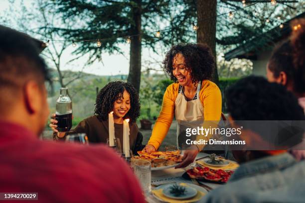 afroamerikanisches mehrgenerationen-familientreffen zum wiedersehen - black family reunion stock-fotos und bilder