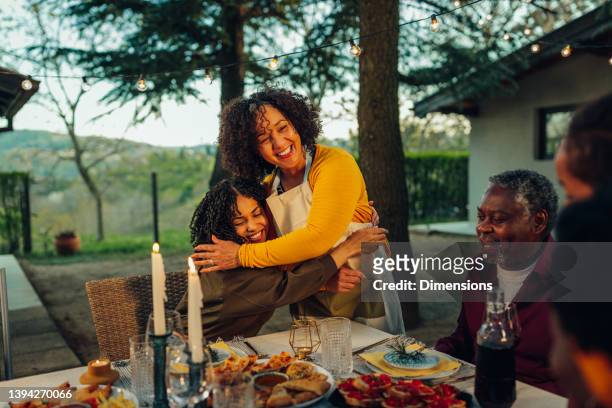 afroamerikanisches mehrgenerationen-familientreffen zum wiedersehen. - black family reunion stock-fotos und bilder