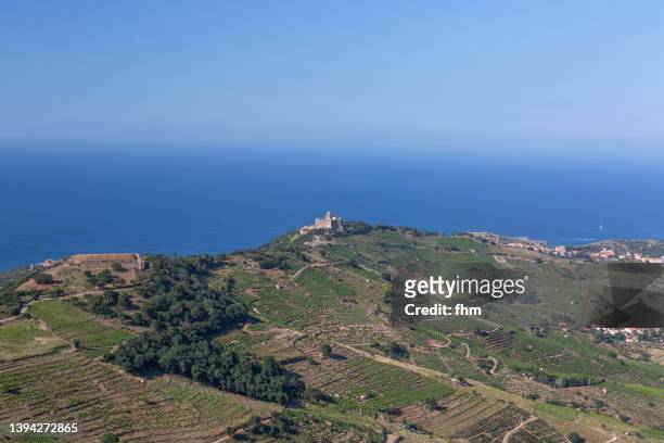 mediterranean sea and landscape in the south of france, pyrenees-orientales - languedoc rousillon stock-fotos und bilder