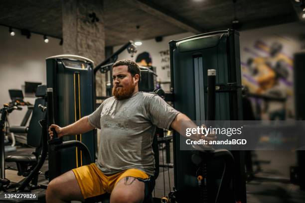 gimnasio - hombre gordo fotografías e imágenes de stock