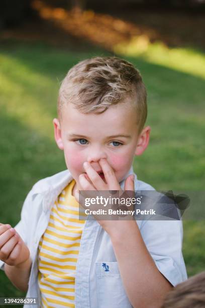 young kid in the garden - picarse la nariz fotografías e imágenes de stock