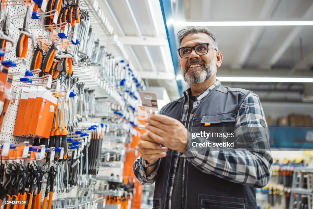 Schreiner Einkaufen im Baumarkt.