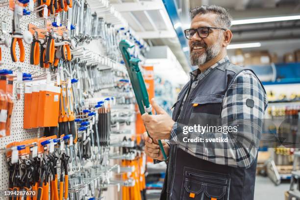 schreiner einkaufen im baumarkt. - baumarkt mitarbeiter stock-fotos und bilder