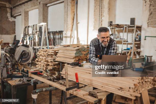 carpintero en taller de madera - carpintería fotografías e imágenes de stock