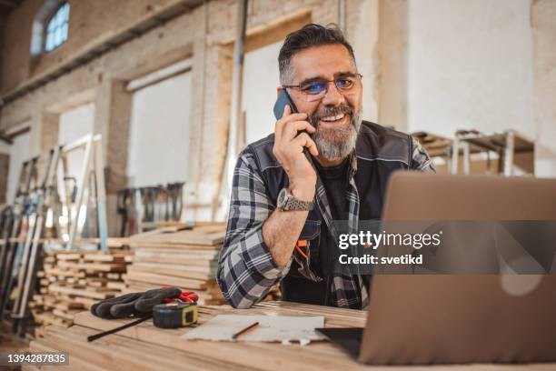 carpintero en taller de madera - propietario fotografías e imágenes de stock