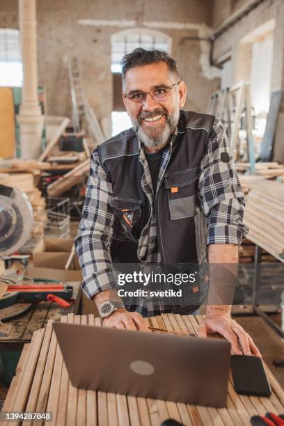 木材工房の大工 - wood worker posing ストックフォトと画像