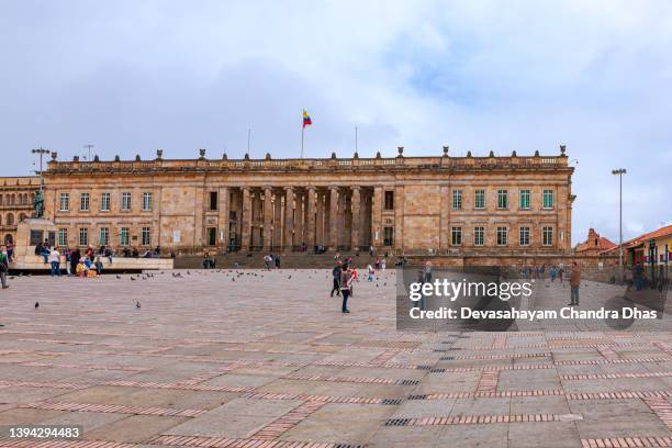 bogotá, colombia - mirando a través de la plaza bolívar hasta el capitolio nacional, la sede del gobierno colombiano en la capital de los andes sudamericanos en una tarde nublada. - senado fotografías e imágenes de stock