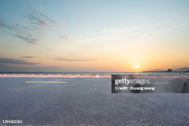 sunset and wide road - horizon over land - fotografias e filmes do acervo