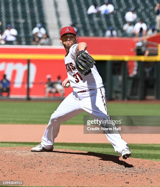 Ian Kennedy of the Arizona Diamondbacks delivers a pitch against the Los Angeles Dodgers at Chase Field on April 27, 2022 in Phoenix, Arizona.