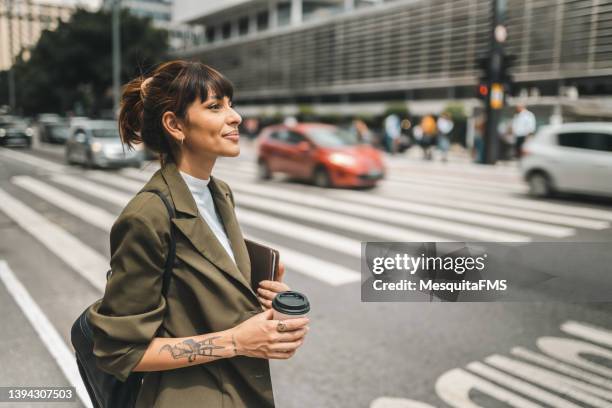 eine kaffeepause auf der avenida paulista - professional woman coffee stock-fotos und bilder