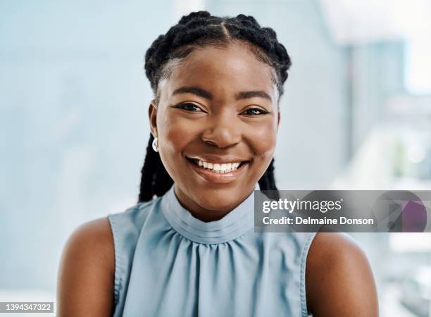 confident black businesswoman working in an office alone - african american woman portrait stockfoto's en -beelden