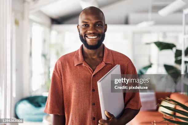 giovane uomo d'affari africano in piedi in un ufficio al lavoro - black man laptop foto e immagini stock