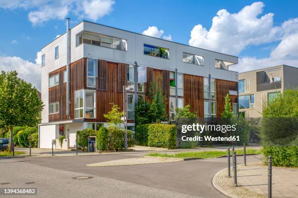 germany, berlin, street in front of modern suburban row houses in new development area - berlin modernism housing estates stock pictures, royalty-free photos & images