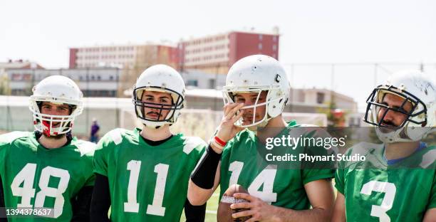 football team - high school football stockfoto's en -beelden