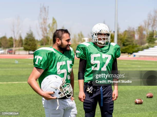 american football sportsman players - collegiate defensive player stock pictures, royalty-free photos & images