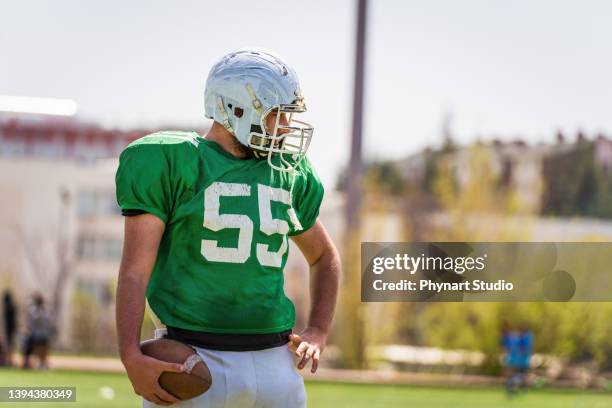 joueur de football américain sportif - american football field photos et images de collection