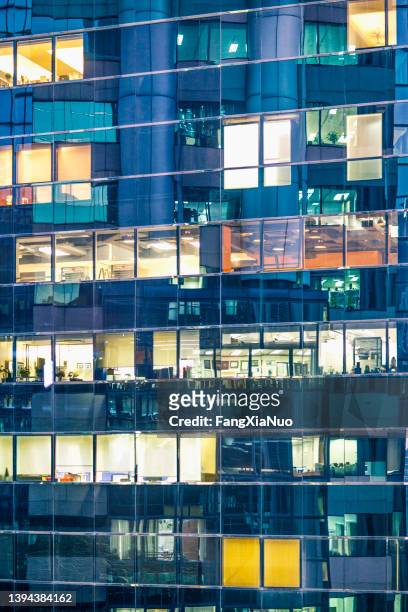 vue des fenêtres d’un immeuble de bureaux d’affaires dans le centre-ville urbain - smart windows photos et images de collection
