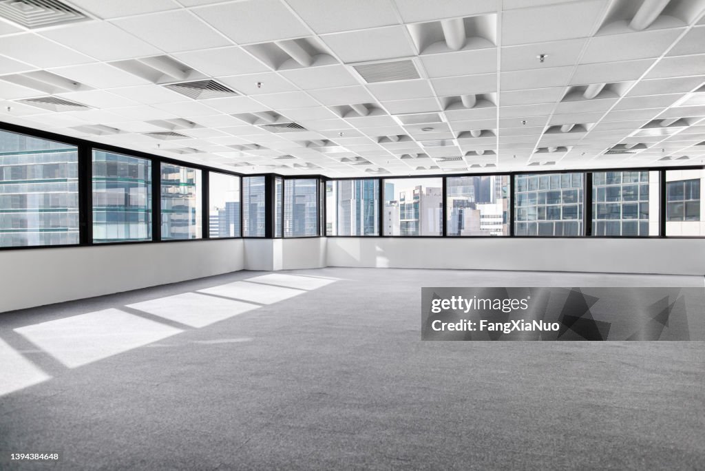 Vue de l’espace intérieur vide du bureau commercial dans le centre-ville urbain