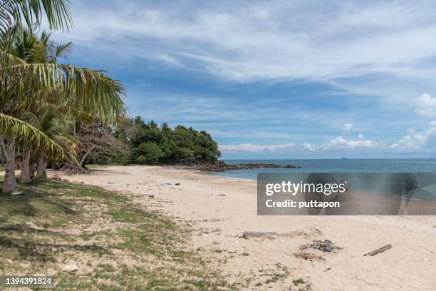 secluded beach in thailand - ko lanta stockfoto's en -beelden