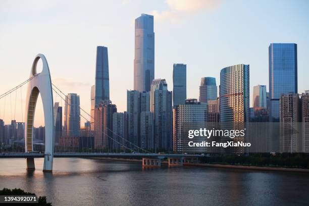 vista ao entardecer da área comercial central da cidade nova de zhujiang de guangzhou no distrito de tianhe, china - cantão - fotografias e filmes do acervo