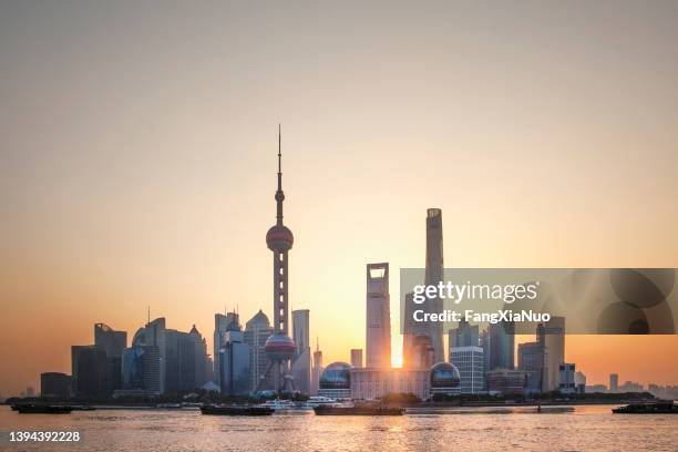 shanghais pudong district wolkenkratzer am morgen - shanghai tower schanghai stock-fotos und bilder