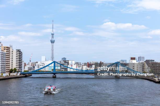 tokyo skytree and house boat over sumida river, japan. - sumidafloden bildbanksfoton och bilder